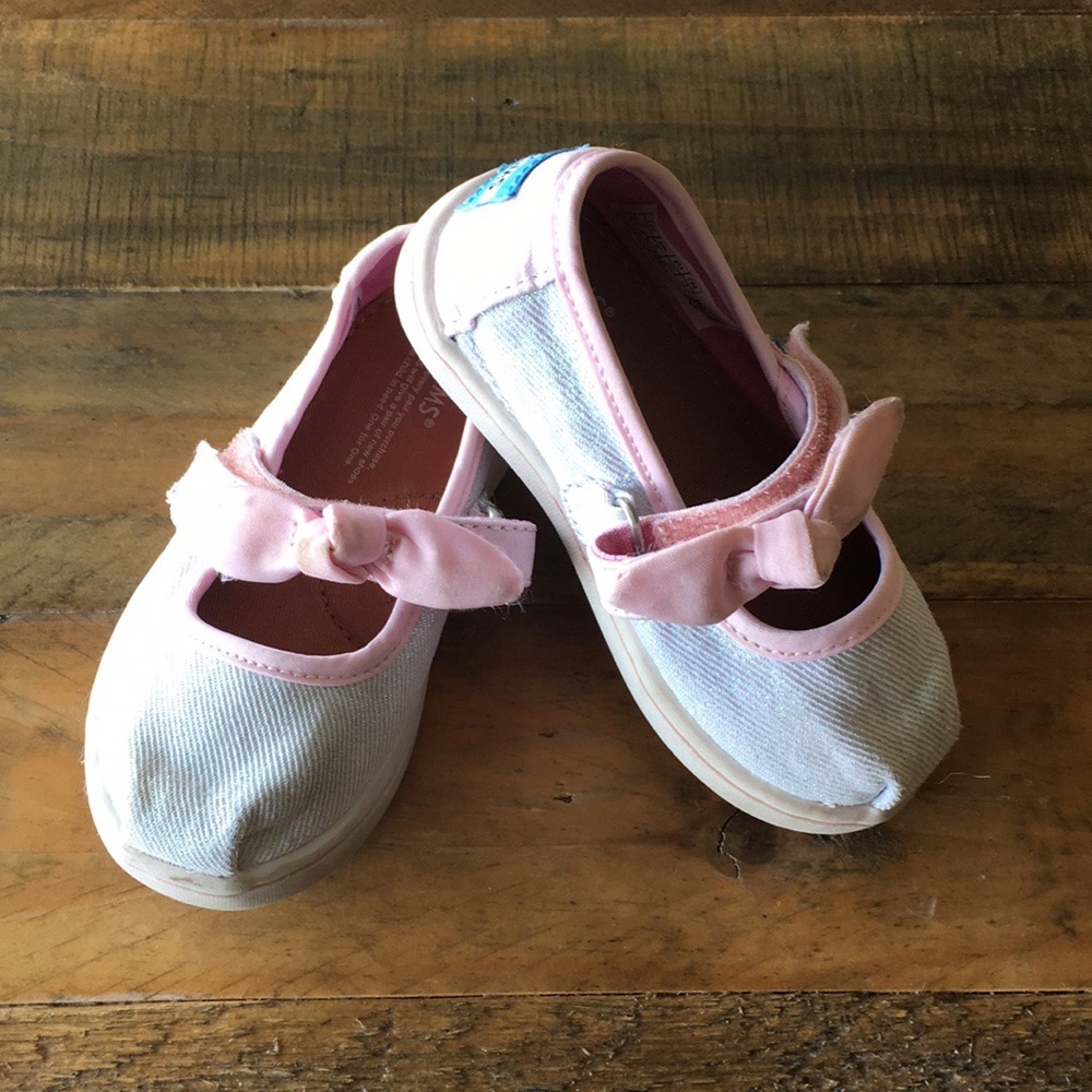 Toms Iridescent Bow Maryjane Sneaker 💓